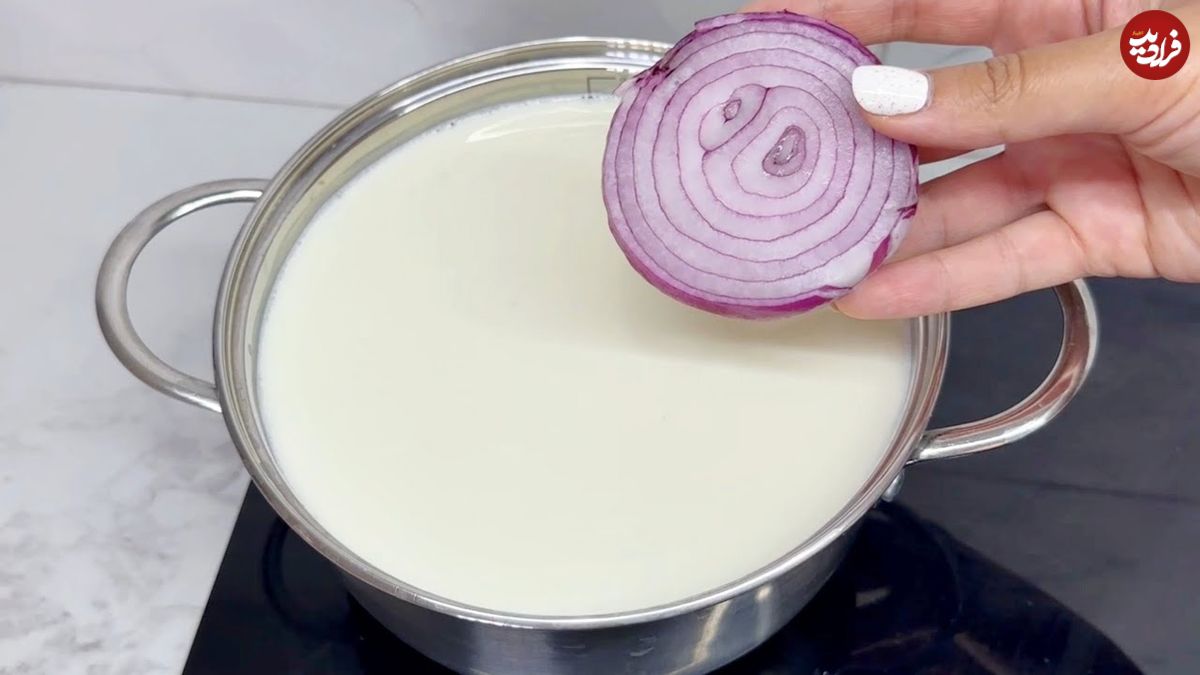 ببینید؛ با دو لیتر شیر، لیمو و پیاز یک پنیر خانگی در 5 دقیقه درست کنید!