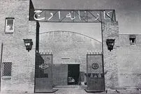 عکس| سفر به تهران قدیم؛ کارگر کارخانه ارج هنگام خوردن ناهار؛ سال ۱۳۵۵