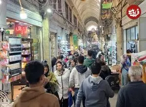 عکس| سفر به ایران قدیم؛ دو زن تهرانی در حال خرید کردن در بازار؛ 80 سال قبل