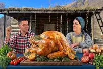 ببینید| غذای روستایی در آذربایجان؛ تهیه بوقلمون بزرگ شکم پر در روستایی کوهستانی