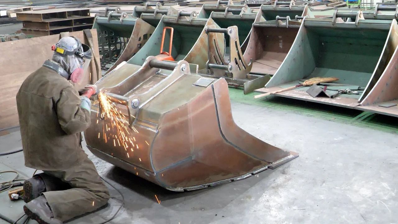 (ویدئو) فرایند تولید سطل های غول پیکر بیل مکانیکی در کارخانه