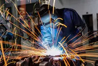 (ویدئو) هنرنمایی شگفت‌انگیز یک جوشکار برای نواختن درام!