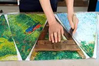 ببینید| مراحل تولید چتر با طرح های خاص در کارگاهی در کره جنوبی