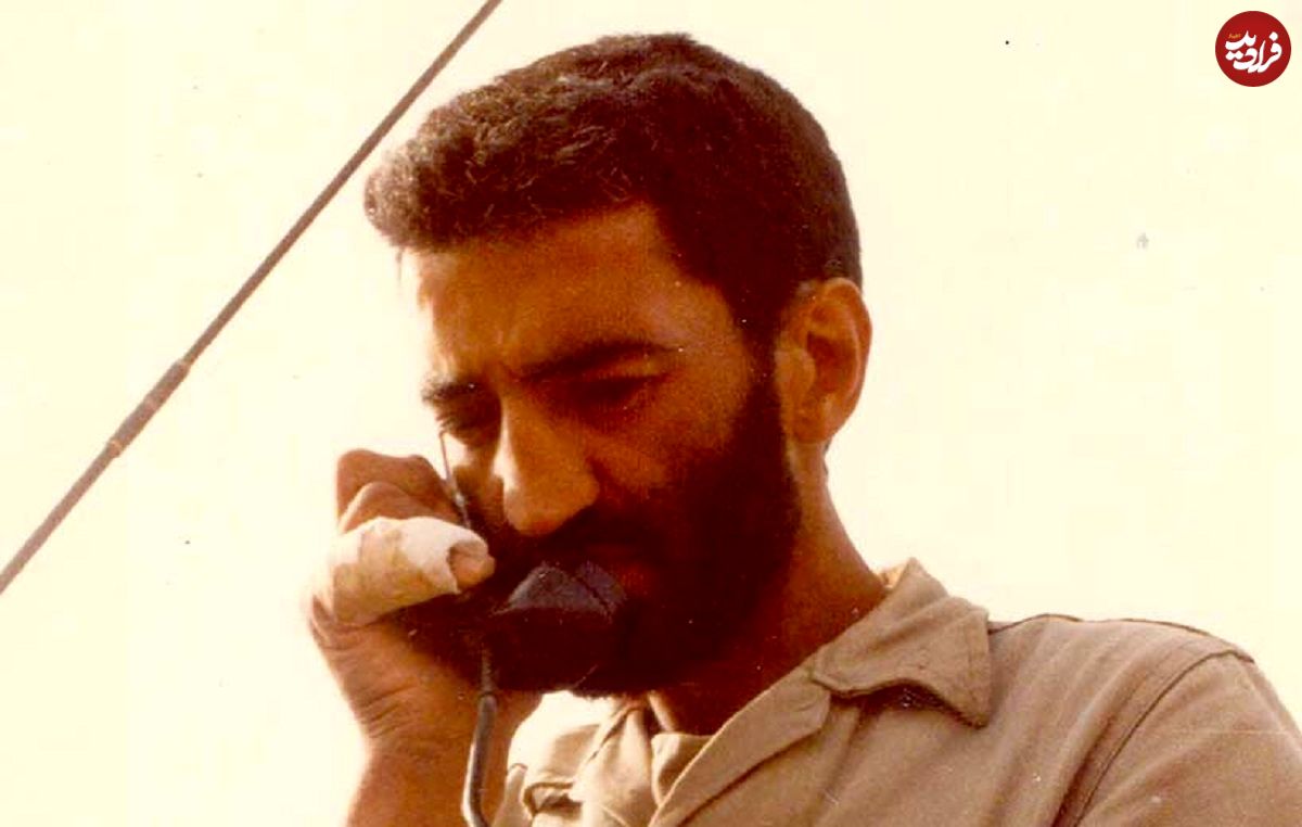 عکس؛ سفر در زمان؛ «احمد متوسلیان در کنار یک نظامی پناهنده عراقی در مریوان»؛ سال 60
