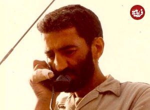 عکس؛ سفر در زمان؛ «احمد متوسلیان در کنار یک نظامی پناهنده عراقی در مریوان»؛ سال 60