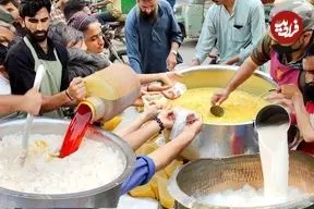 ببینید| غذای خیابانی در پاکستان؛ تهیه میلک شیک موز و انبه در کراچی