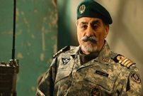 عکس؛ سفر به تاریخ؛ گریۀ شدید «ناخدا صمدی» در بازدید از یادبود تکاوران خرمشهر به همراه «دریادار سیاری»