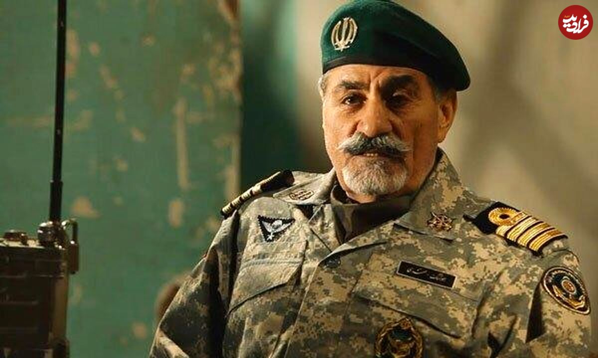 عکس؛ سفر به تاریخ؛ گریۀ شدید «ناخدا صمدی» در بازدید از یادبود تکاوران خرمشهر به همراه «دریادار سیاری»