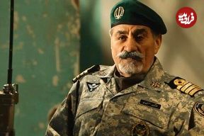 عکس؛ سفر به تاریخ؛ گریۀ شدید «ناخدا صمدی» در بازدید از یادبود تکاوران خرمشهر به همراه «دریادار سیاری»