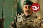 عکس؛ سفر به تاریخ؛ گریۀ شدید «ناخدا صمدی» در بازدید از یادبود تکاوران خرمشهر به همراه «دریادار سیاری»