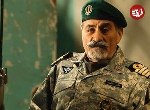 عکس؛ سفر به تاریخ؛ گریۀ شدید «ناخدا صمدی» در بازدید از یادبود تکاوران خرمشهر به همراه «دریادار سیاری»