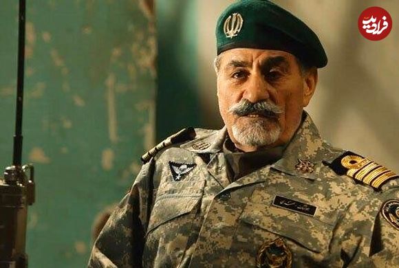 عکس؛ سفر به تاریخ؛ گریۀ شدید «ناخدا صمدی» در بازدید از یادبود تکاوران خرمشهر به همراه «دریادار سیاری»