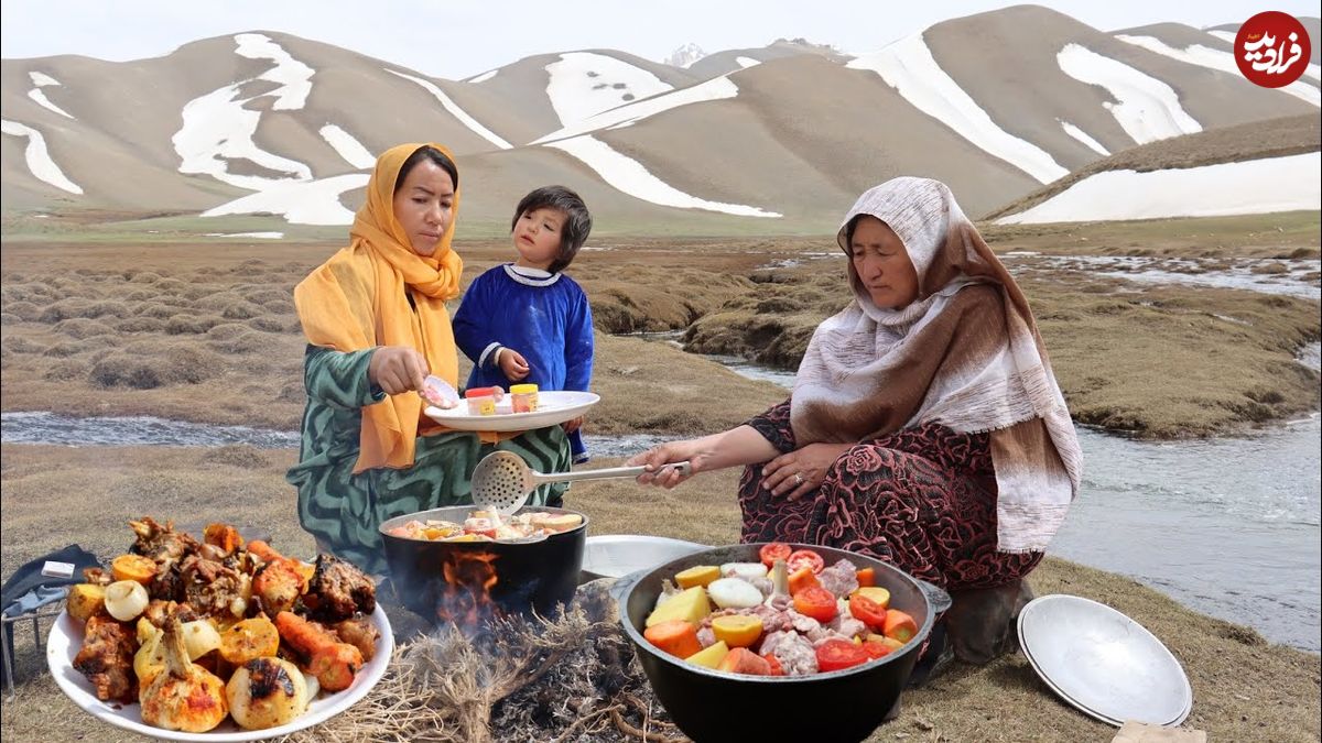 ببینید؛ غذای روستایی در افغانستان؛ پخت غذا با گوشت و سبزیجات کنار رودخانه