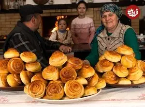 ببینید| غذای روستایی در آذربایجان؛ پخت نان رول دارچینی معطر توسط مادربزرگ روستایی
