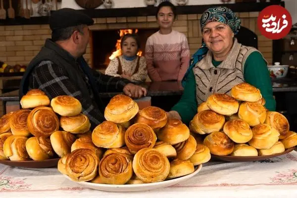 ببینید| غذای روستایی در آذربایجان؛ پخت نان رول دارچینی معطر توسط مادربزرگ روستایی