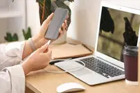 آیا شارژ کردن گوشی با لپ تاپ به باتری آسیب می‌زند؟