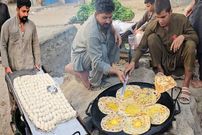 ببینید؛ غذای خیابانی در پاکستان؛ پخت یک غذای محلی با آرد و تخم مرغ در کراچی