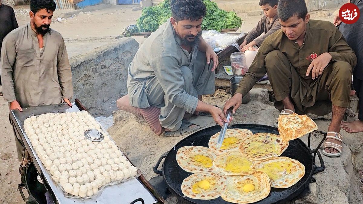 ببینید؛ غذای خیابانی در پاکستان؛ پخت یک غذای محلی با آرد و تخم مرغ در کراچی