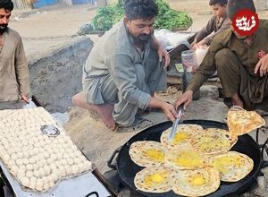 ببینید؛ غذای خیابانی در پاکستان؛ پخت یک غذای محلی با آرد و تخم مرغ در کراچی