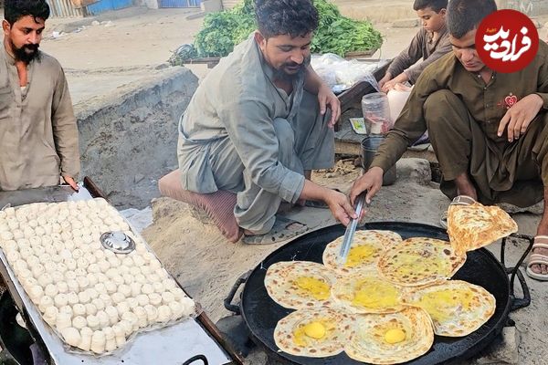 ببینید؛ غذای خیابانی در پاکستان؛ پخت یک غذای محلی با آرد و تخم مرغ در کراچی