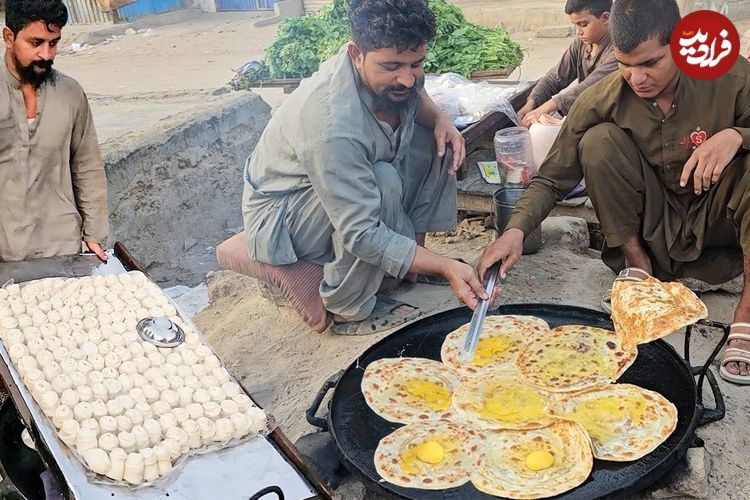 ببینید؛ غذای خیابانی در پاکستان؛ پخت یک غذای محلی با آرد و تخم مرغ در کراچی