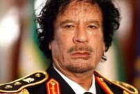 عکس؛ سفر در زمان؛ لیبی، ۱۹۷۳؛ سرهنگ معمر قذافی همراه با «هیپی‌های» بریتانیایی