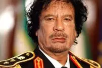 عکس؛ سفر در زمان؛ لیبی، ۱۹۷۳؛ سرهنگ معمر قذافی همراه با «هیپی‌های» بریتانیایی