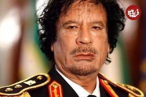 عکس؛ سفر در زمان؛ لیبی، ۱۹۷۳؛ سرهنگ معمر قذافی همراه با «هیپی‌های» بریتانیایی
