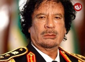 عکس؛ سفر در زمان؛ لیبی، ۱۹۷۳؛ سرهنگ معمر قذافی همراه با «هیپی‌های» بریتانیایی