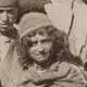 عکس| سفر زمان؛ عکس یادگاری «خانوادۀ کُرد» در یک روستا در غرب ایران در دوران قاجار