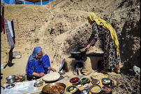 (ویدئو) زندگی روستایی در افغانستان: فرآیند پخت بریانی مرغ