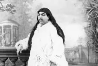 عکس| سفر زمان؛ ژست عجیب «داماد ناصرالدین شاه» در زیر صندلی