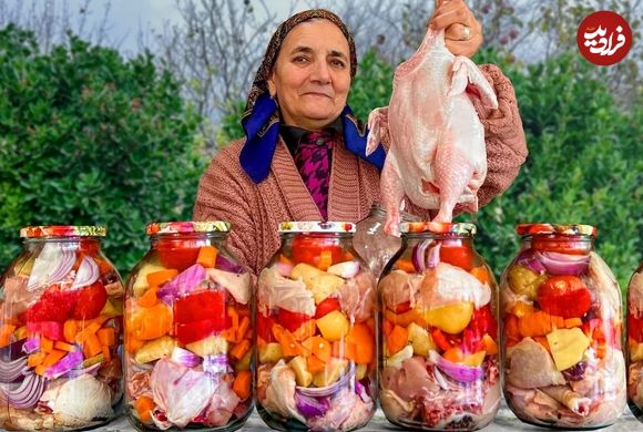 (ویدئو) پخت تماشایی مرغ و صیفی جات در ظروف شیشه ای توسط خانواده آذربایجانی