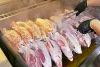 ببینید| غذای خیابانی در تایوان؛ پخت سوپ با نودل، سیب و گوشت گاو در تایپه