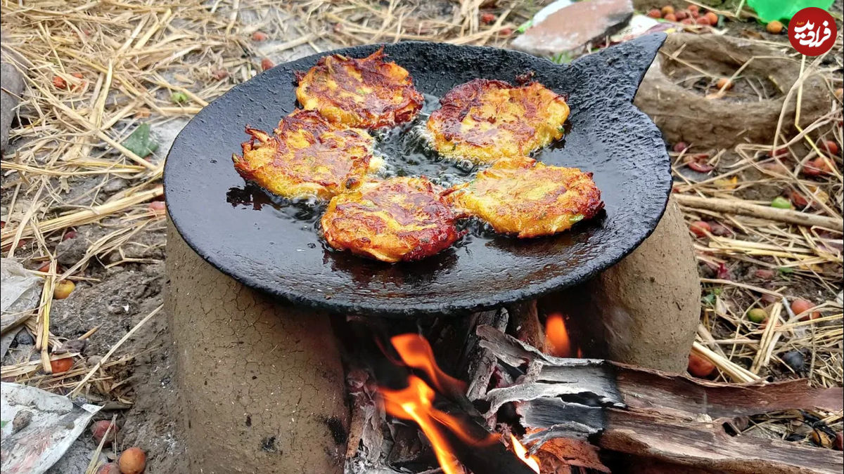 (ویدئو) نحوه تهیه یک غذای سنتی با سیب زمینی در روستاهای دور افتاده هند