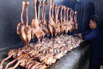 ببینید| غذای خیابانی در مالزی؛ فرآیند پخت اردک دودی، مرغ و کاری گوشت گاو در کوالالامپور