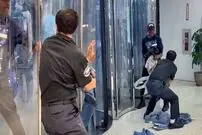 (ویدئو) تلاش ناکام برای سرقت از یک لباس فروشی