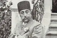 عکس| سفر زمان؛ عکس یادگاری مظفرالدین شاه در باغچۀ کاخ گلستان