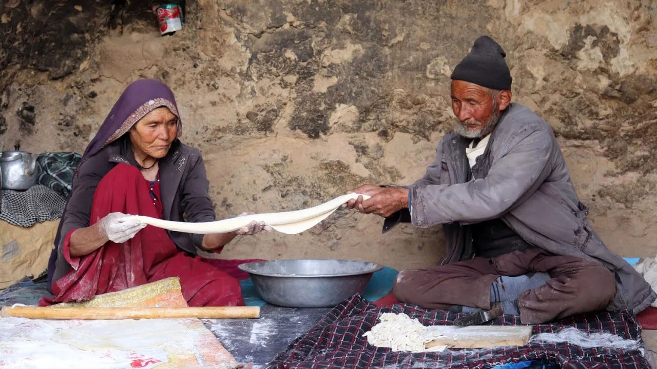 (ویدئو) فرآیند پخت ماکارونی دست ساز به سبک زوج مسن غارنشین افغان 