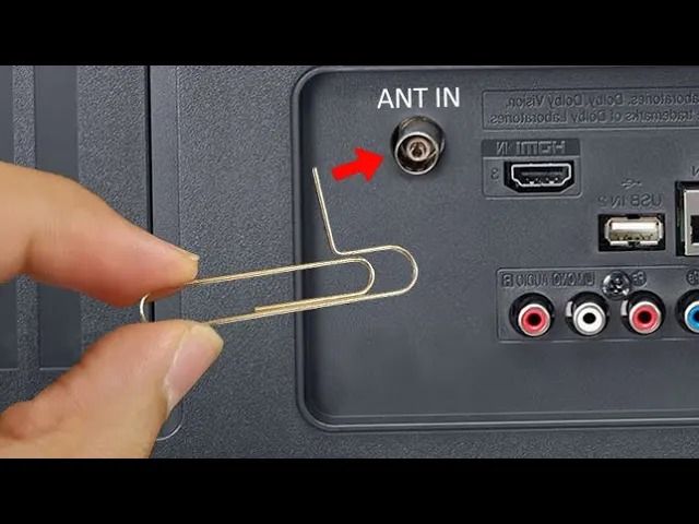 (ویدئو) اگر گیره فلزی را به تلویزیون متصل کنید، چه اتفاقی می افتد؟