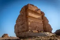 (ویدئو) تبلیغ جالب یک رستوران در برابر صخره باستانی ۴ هزار ساله