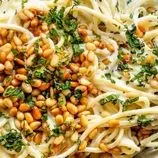 طرز تهیه اسپاگتی با سس ماست و دانه کاج