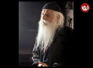 عکس| سفر به ایران قدیم؛ پیرمرد درویش با ظاهر خاص و در حال مطالعه روزنامه