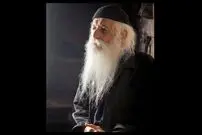 عکس| سفر به ایران قدیم؛ پیرمرد درویش با ظاهر خاص و در حال مطالعه روزنامه