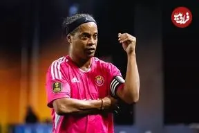 عکس| یامال و ستاره‌های بارسلونا با لباس رونالدینیو در نیوکمپ