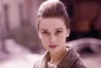 عکس| سفر در زمان؛ «آدری هپبورن» در کنار صخره‌های گچی در انگلستان؛ سال 1330