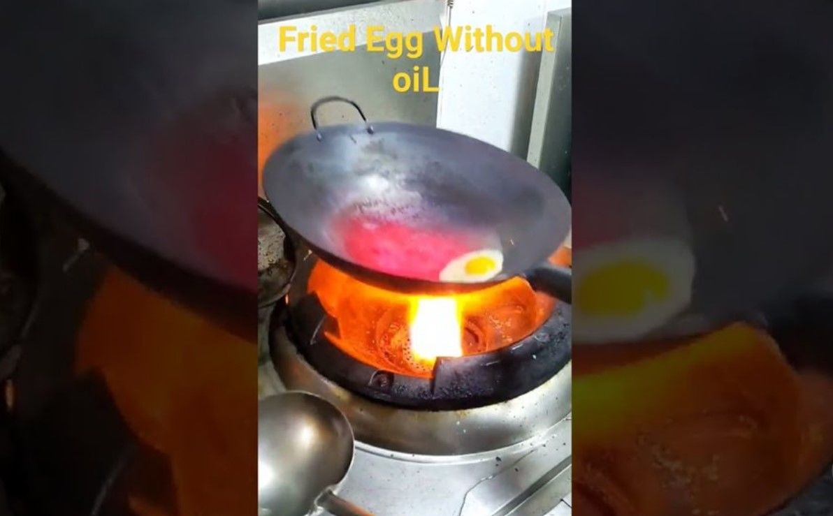(ویدئو) اگر تخم مرغ رو توی یک ماهیتابه کاملا گداخته شده بشکنیم چه رخ می دهد؟