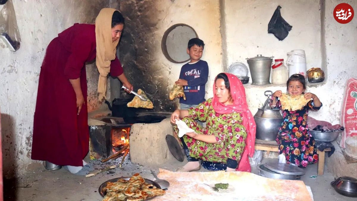 (ویدئو) زندگی روستایی؛ روند تماشایی پخت سیب زمینی و تره بولانی توسط این دو زن افغان