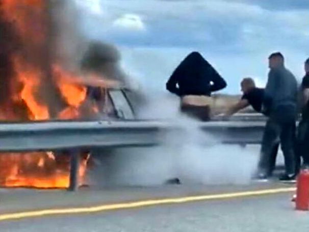 (ویدیو) نجات نفسگیر راننده قبل از بریان شدن در خودرو