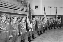 عکس؛ سفر به ایران قدیم؛ سربازان دانشکده افسری در کنار مقبره ی کوروش